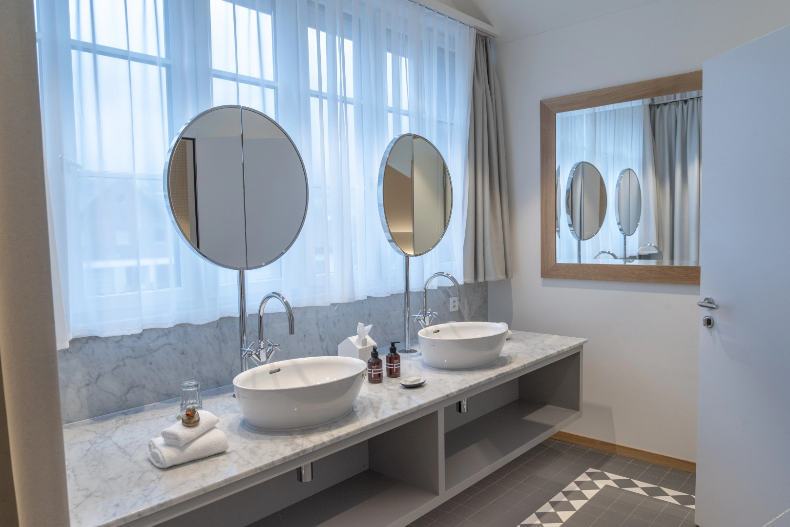 Отель Caspar Swiss Quality