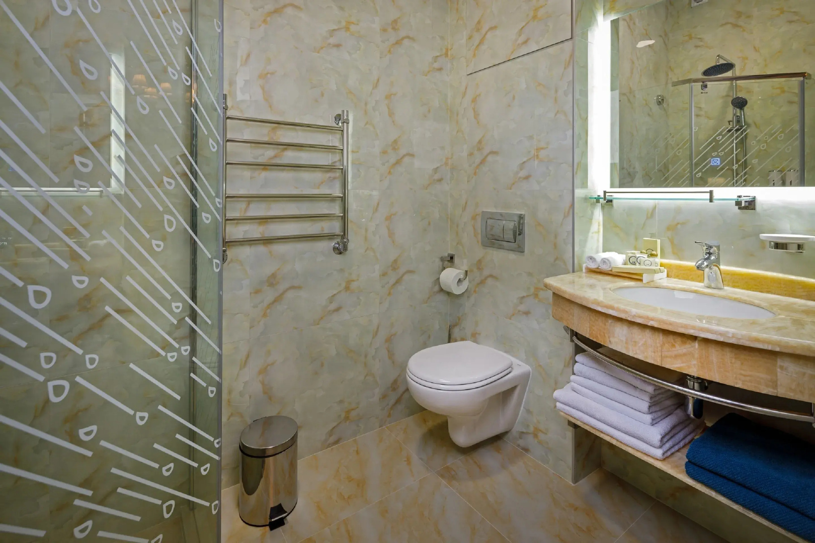 Mini-Hotel Biography