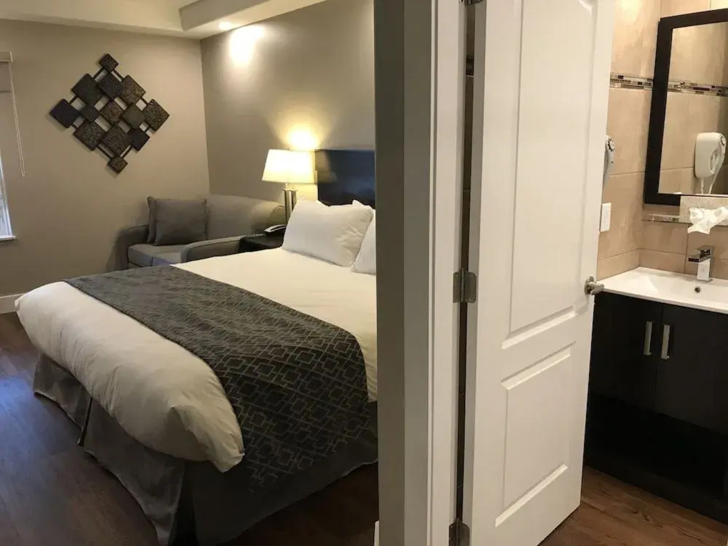 Chateau Louis Hotel & Conference Centre