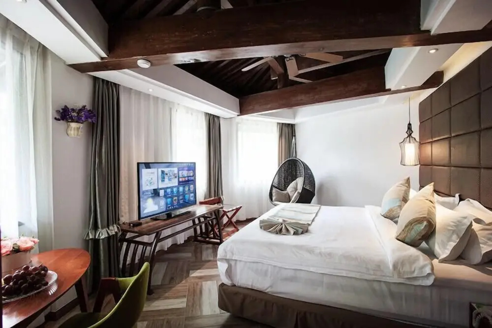 Yurong West Lake Cottage Resort Hotel