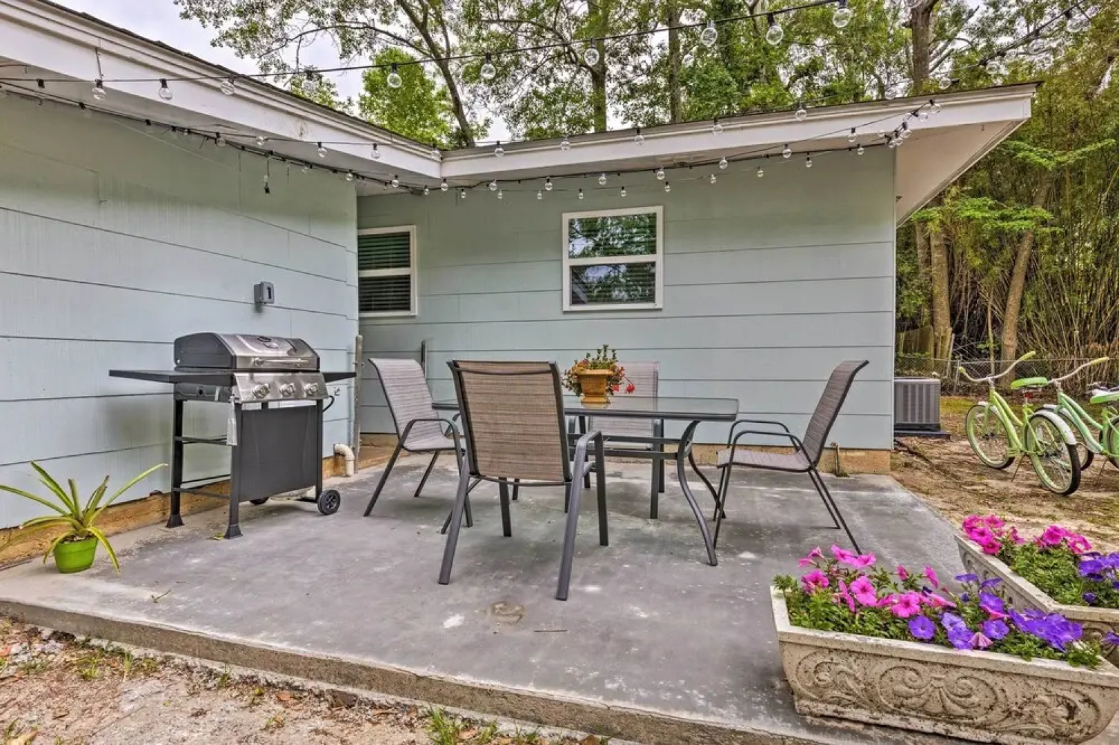 Ocean Springs Getaway - Walk to Beach & Downtown!