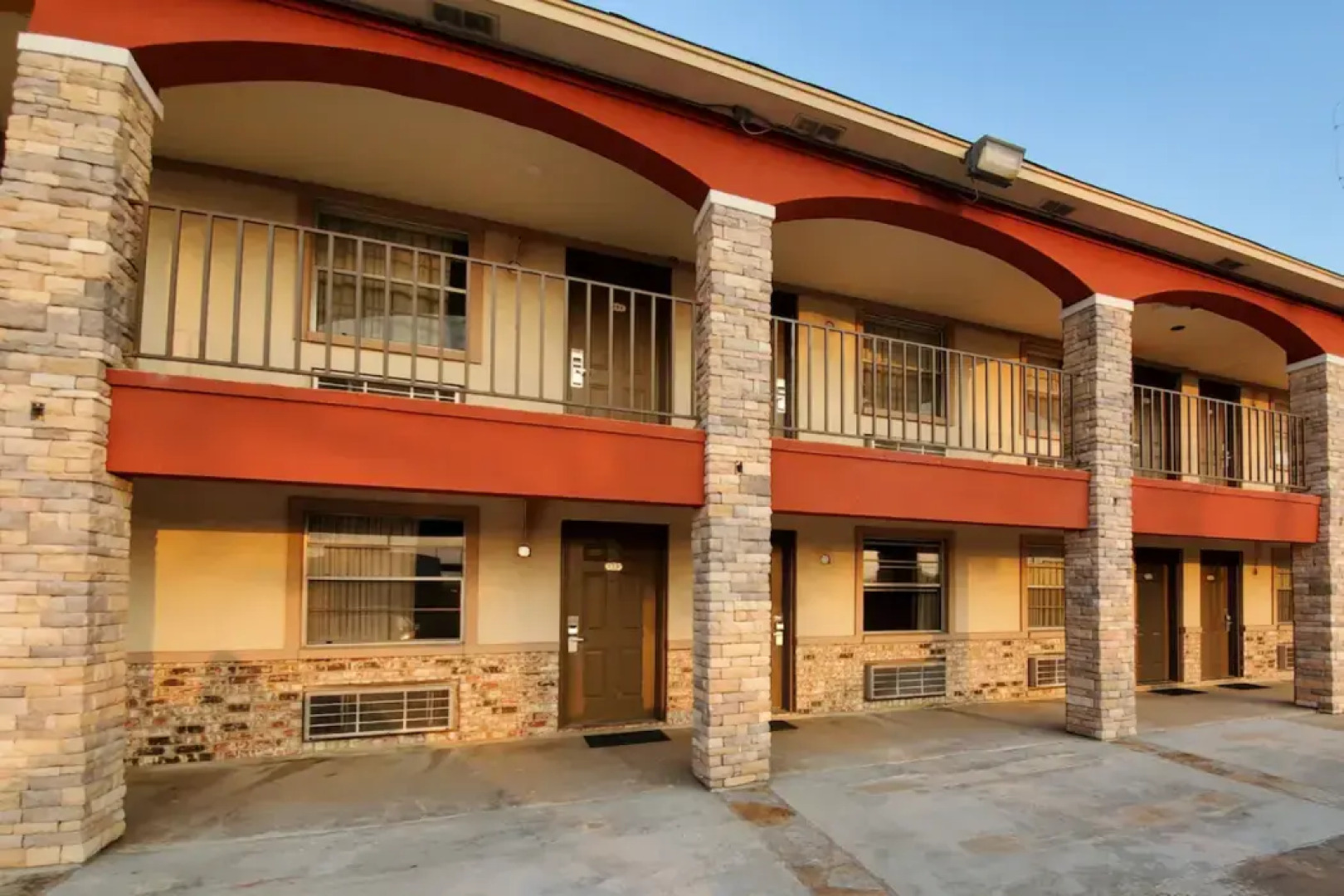 Econo Lodge Inn & Suites