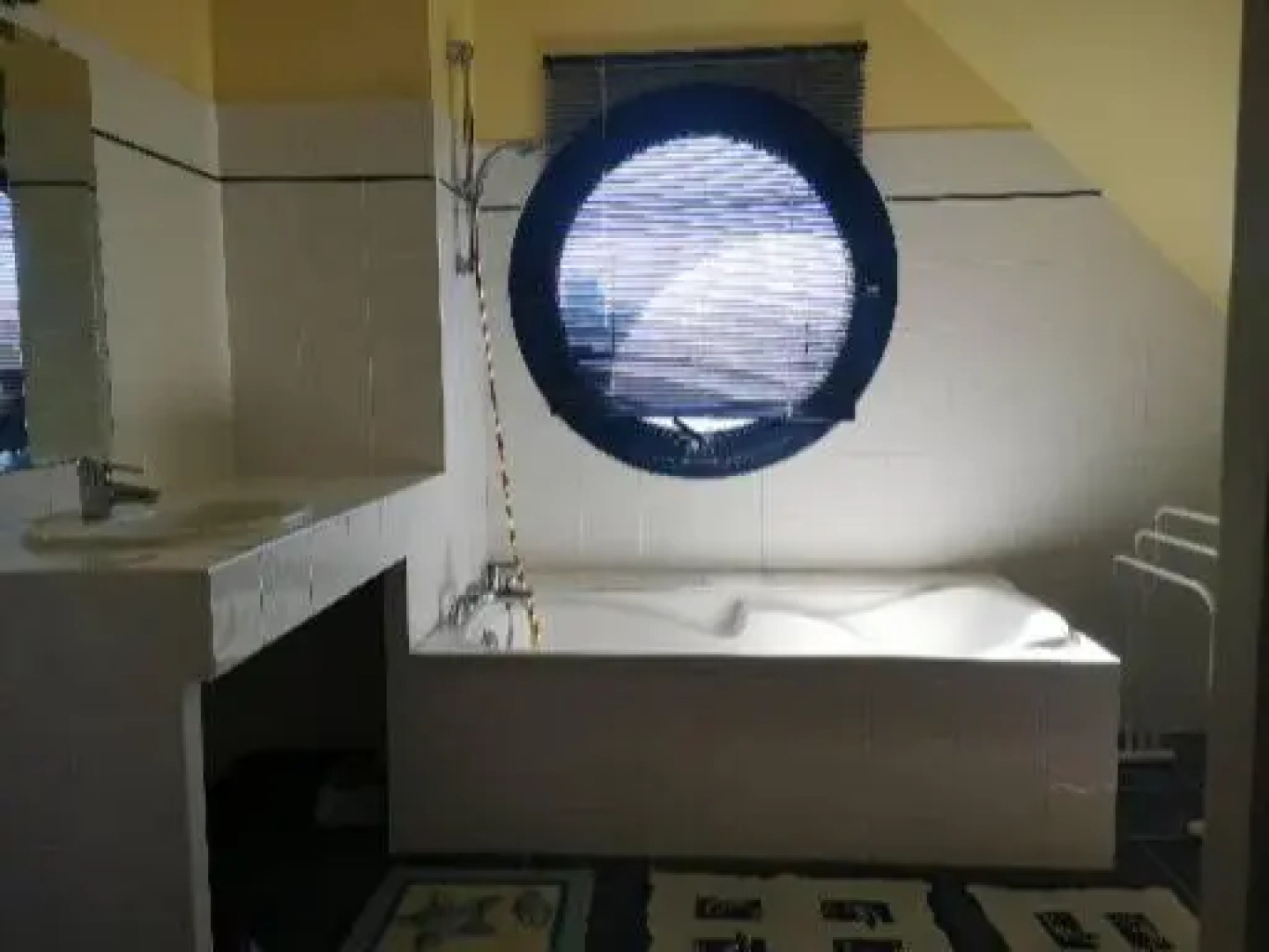 Chambre dans Maison fleurie et calme