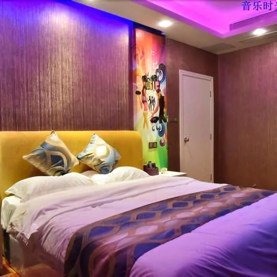 Romantic Coast Theme Hotel (Zhuhai Jiuzhou Port Wharf Haibin Yuchang)
