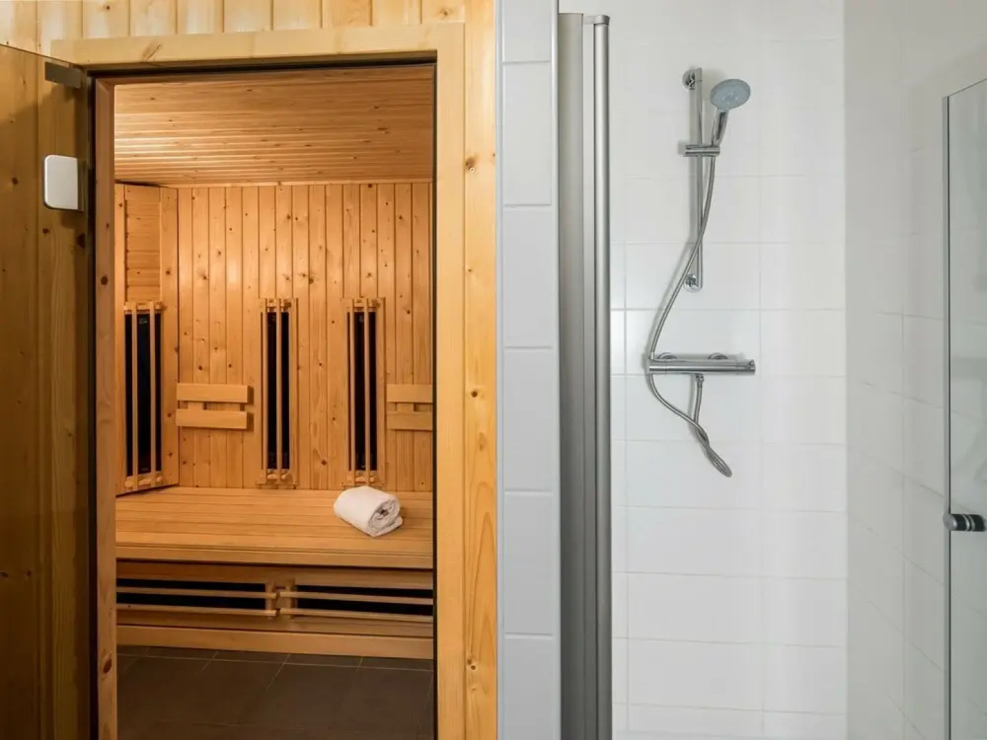 Detached Villa With Four Bathrooms, 400 m. From the Beach