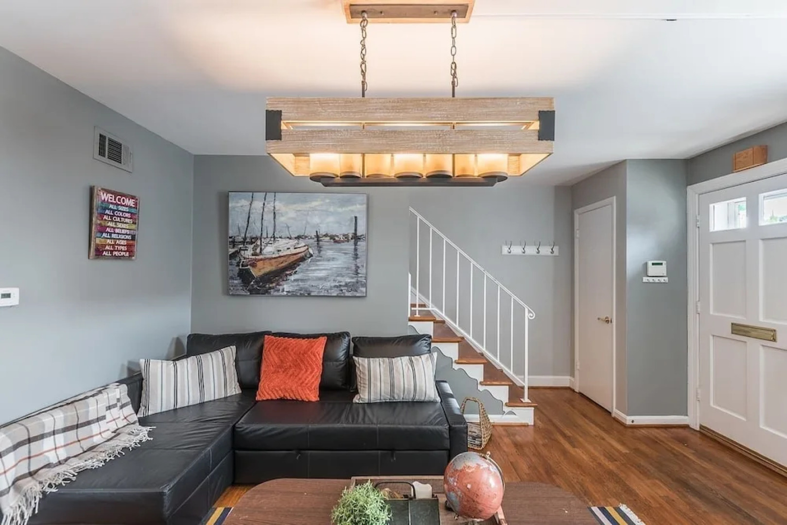 Gorgeous House with Pool Table 1 block to metro