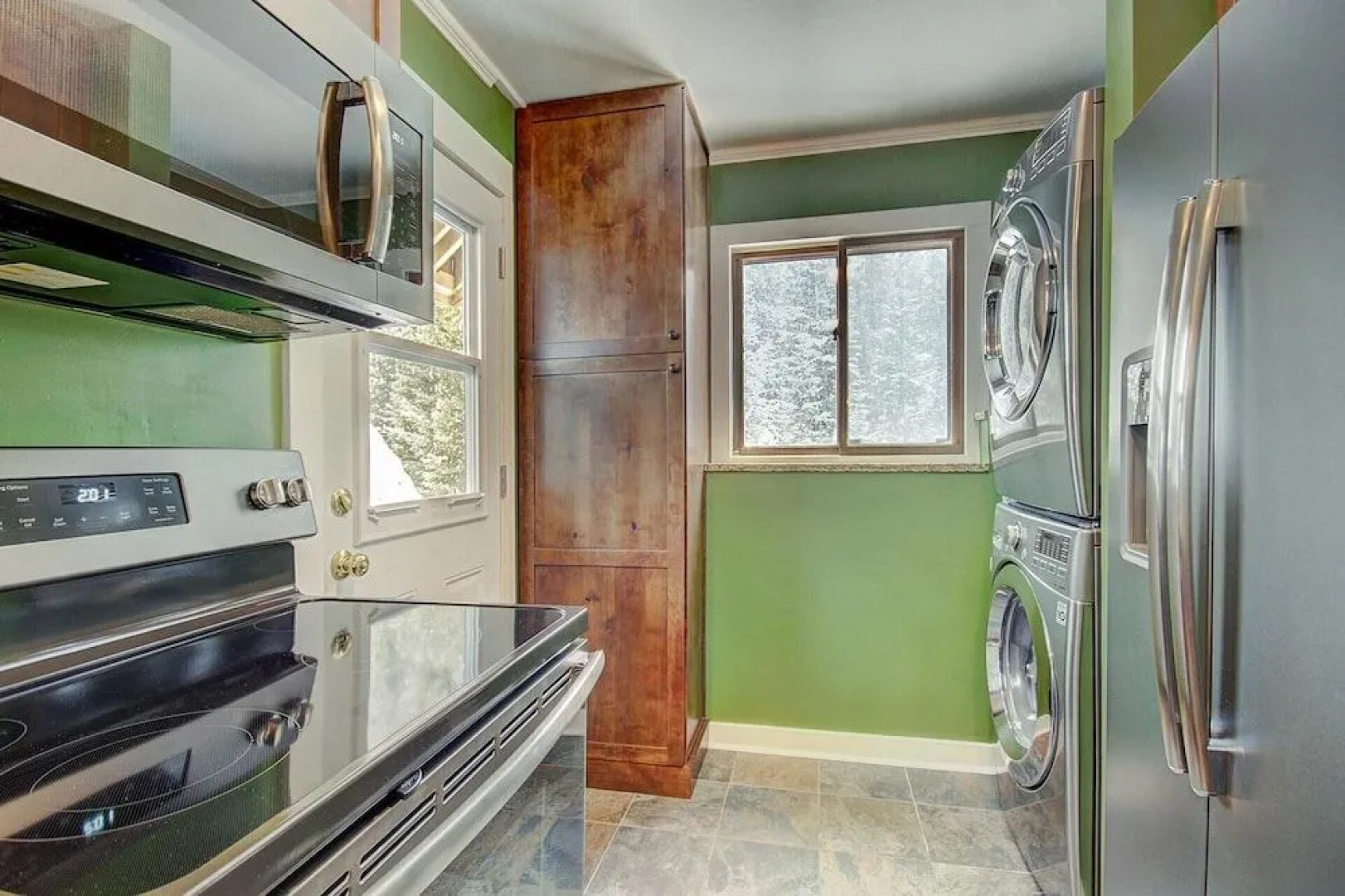 Lazy Dog Lodge 3 Bedroom Home by RedAwning