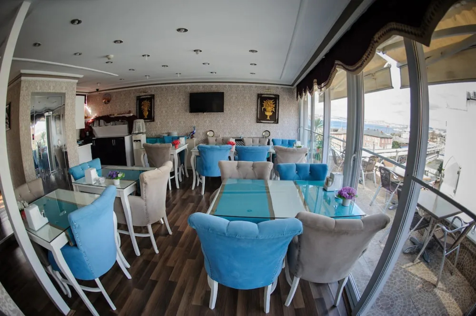 Отель Crowned Plus Hotel