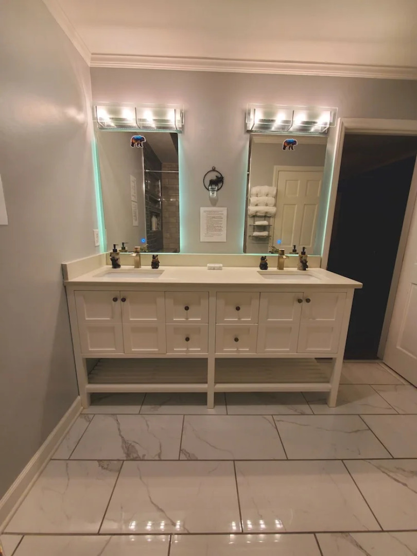 Kernersville Hot Tub  Pool  Arcade Gym Wifi Coffee