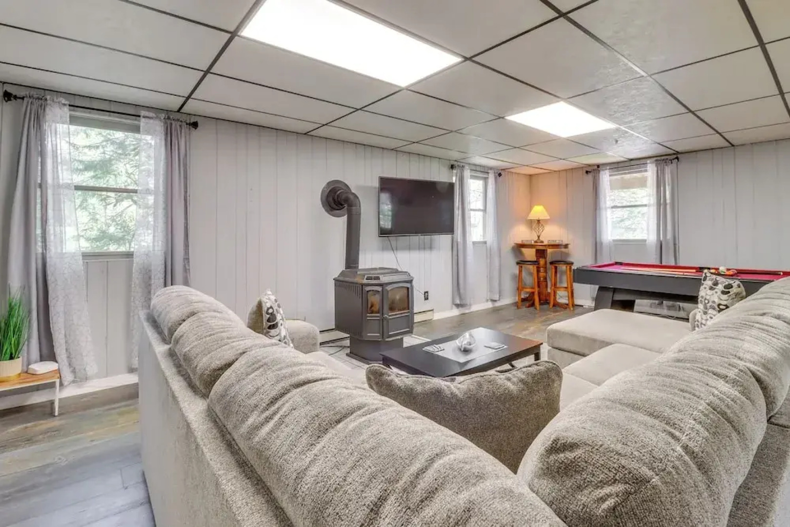 Swim Dock & Game Room: Lakefront Poconos Cabin!