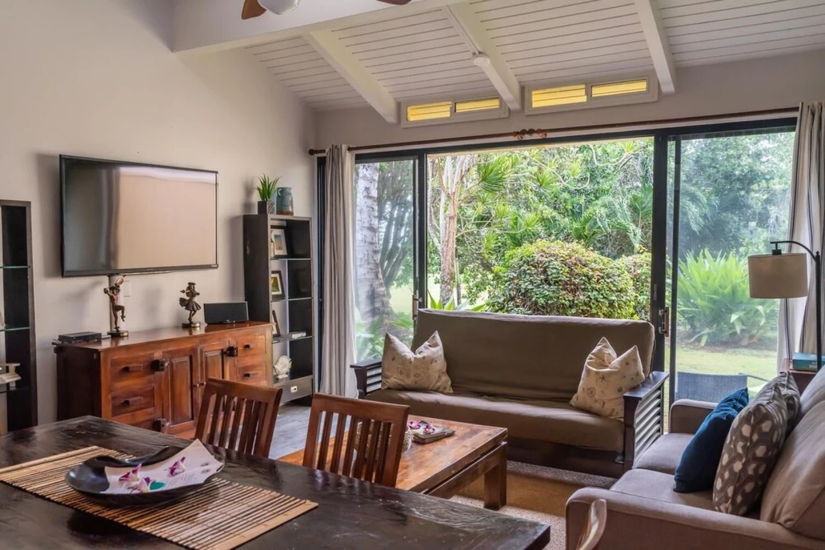 Rare 2 Bedroom + Loft Townhouse on the North Shore