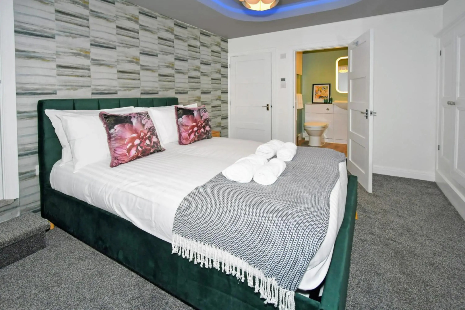 Antrobus Deluxe Apartments by YourStays