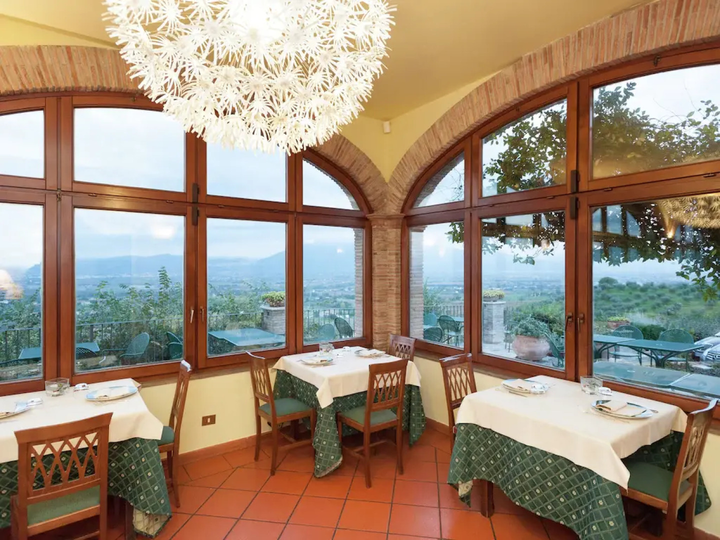 Alluring apartment in Passaggio di Bettona with pool