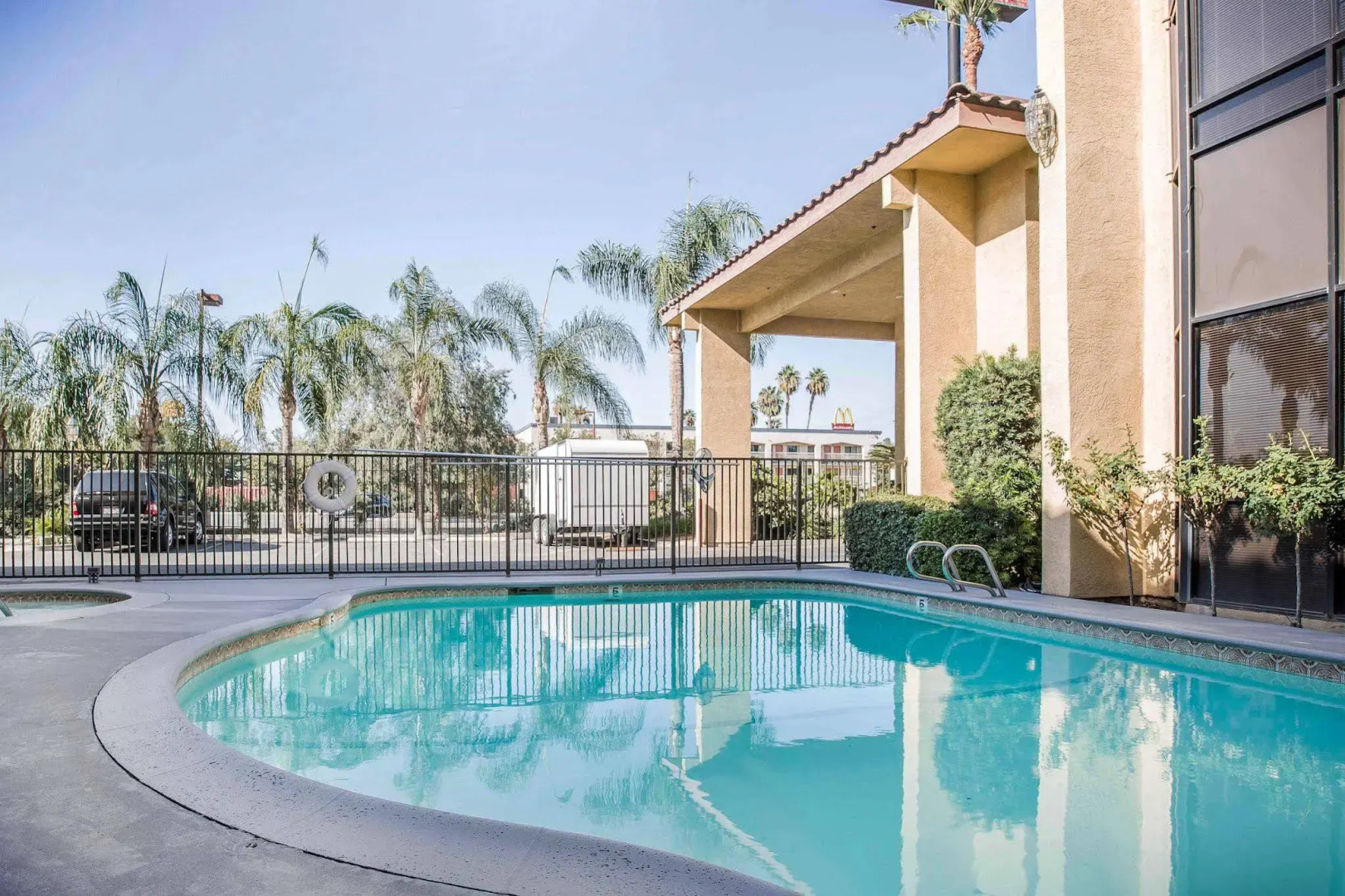 California Inn and Suites Bakersfield