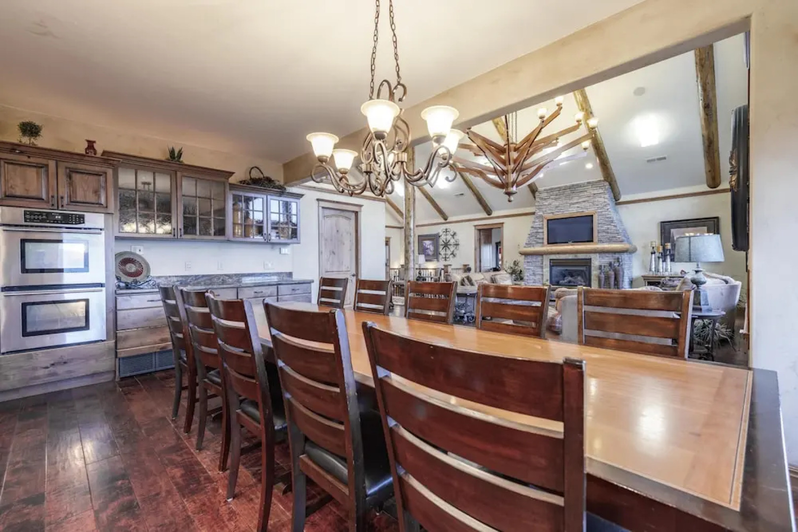 Golf Course Home, Sleeps 30, Private Hot Tub, Access to Ideal Beach, Amazing Views and Space!