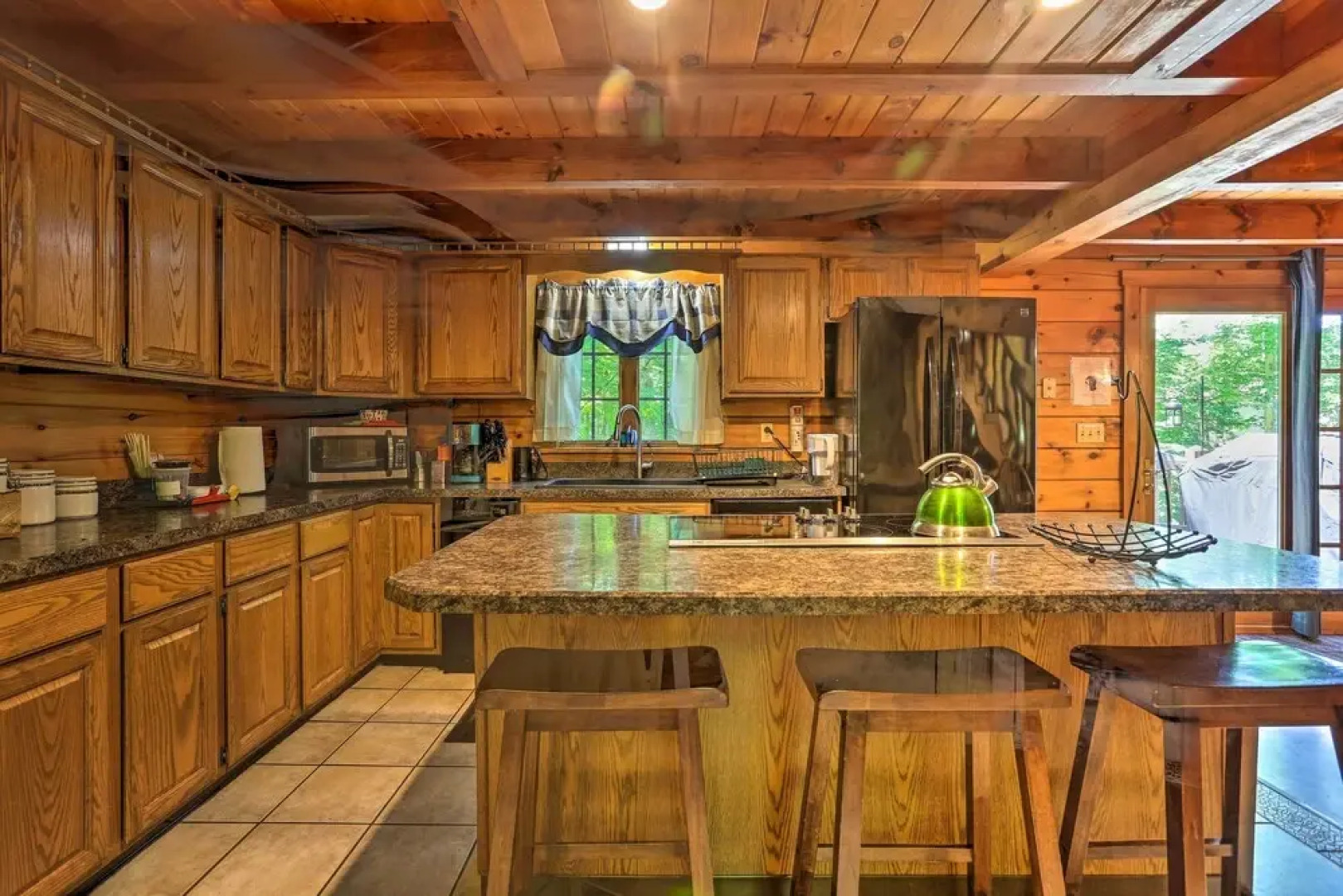 Spacious Cabin, 1 Block to Locust Lake Beach!