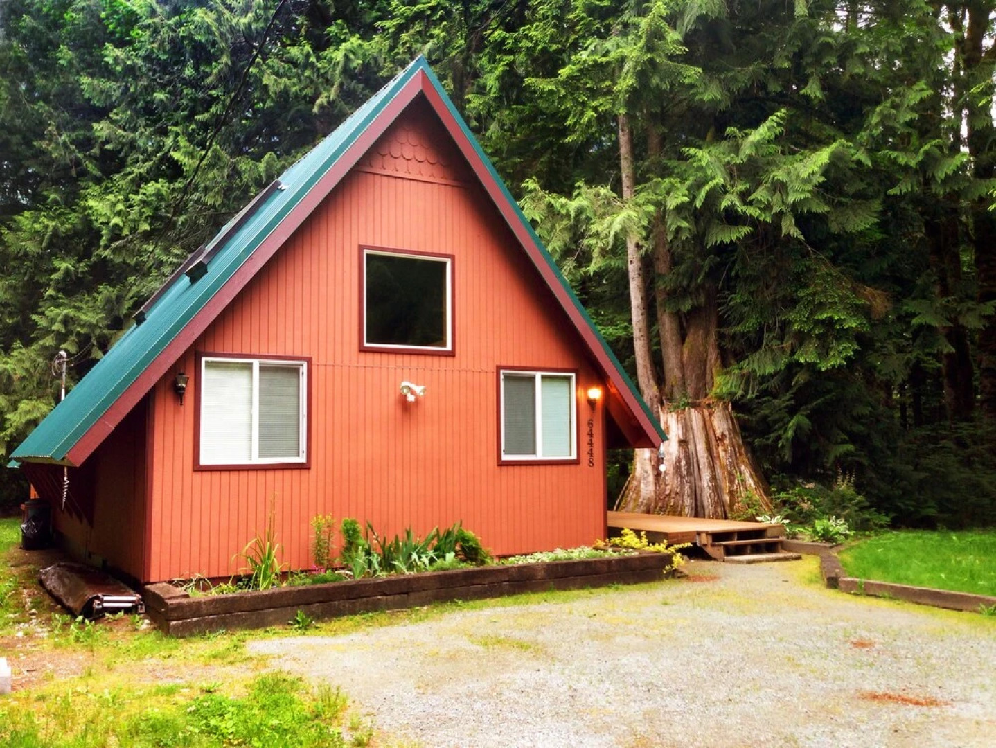 Cedarwood Grove - Two Bedroom Cabin with Hot Tub