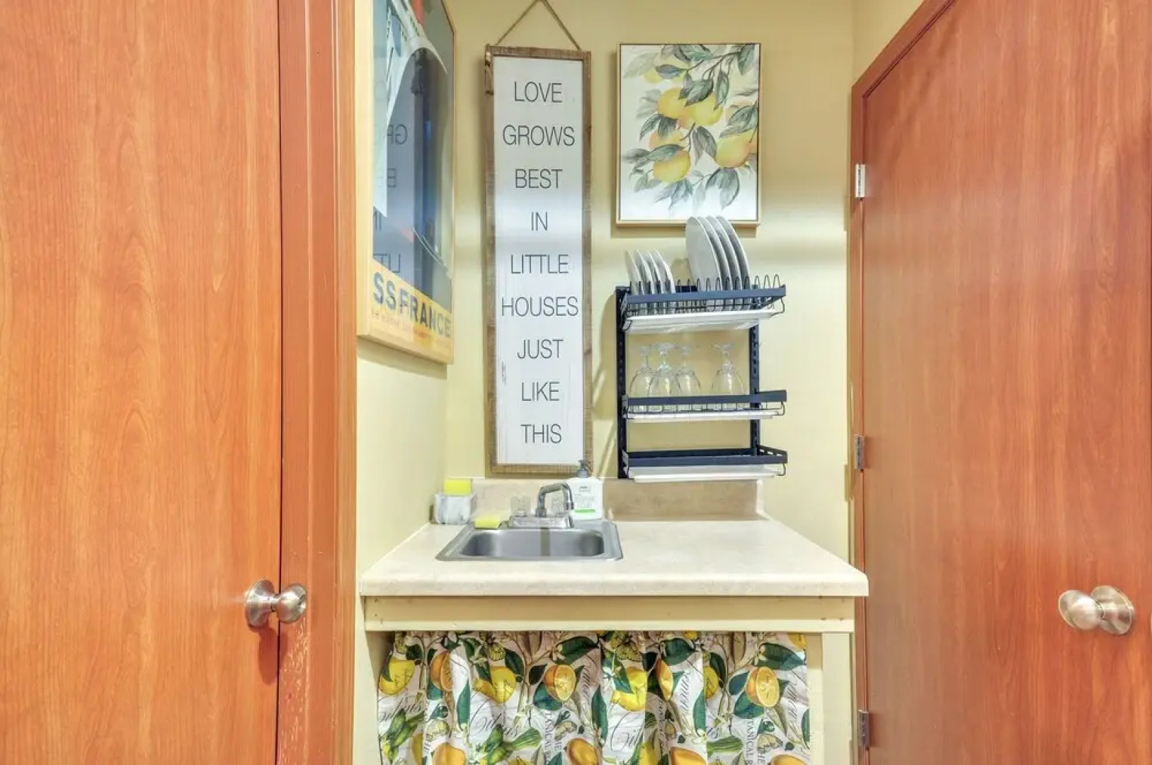 Inviting Studio w/ Patio, 15 Mi to Portland!