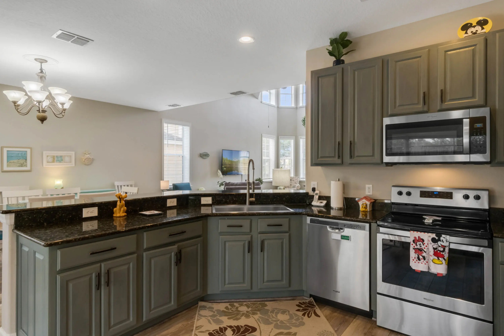 P2149VD - Newly renovated pool/spa home: 10 guests, Davenport, US