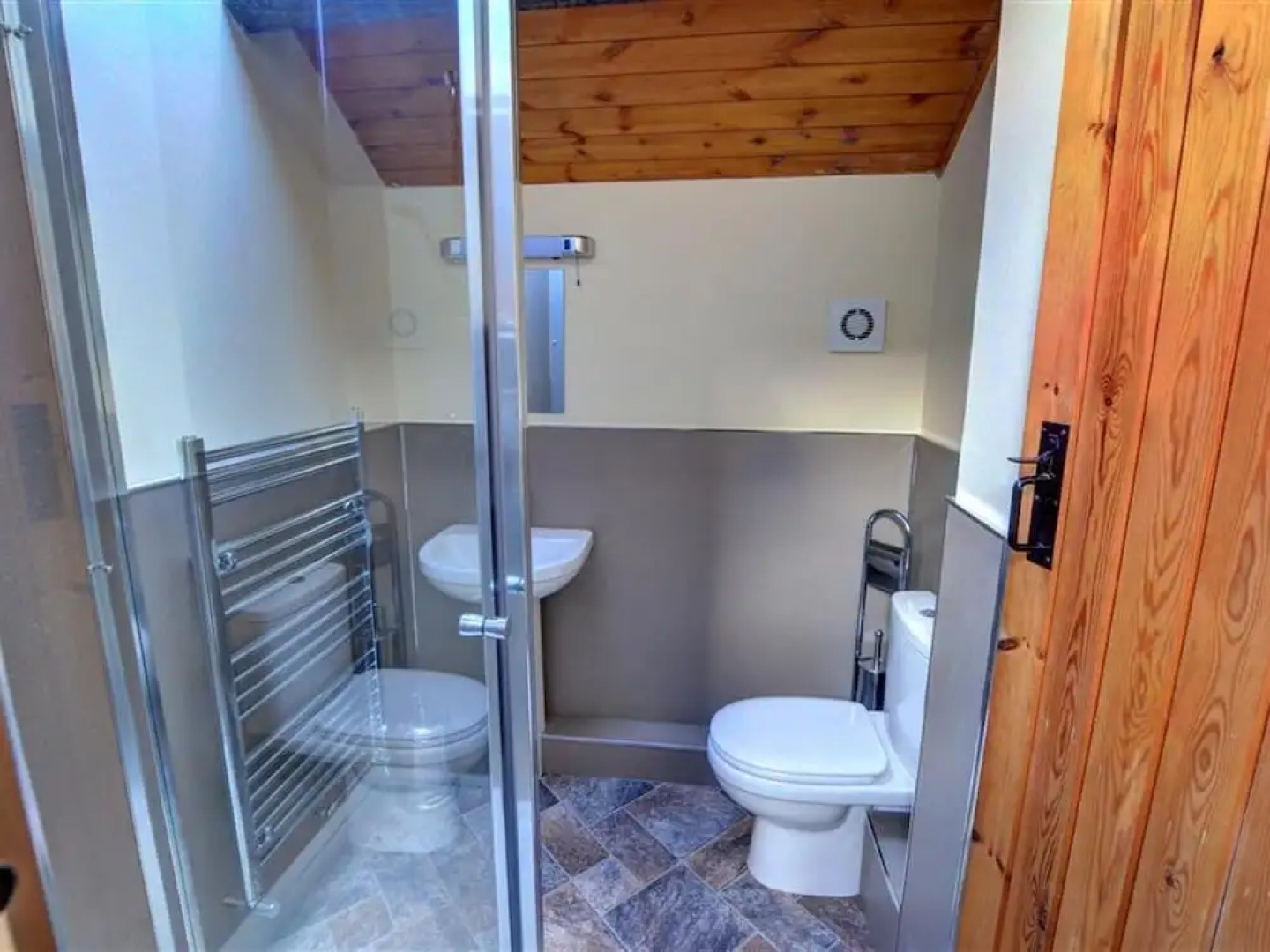 Luxurious Holiday Home in South Wales Near River