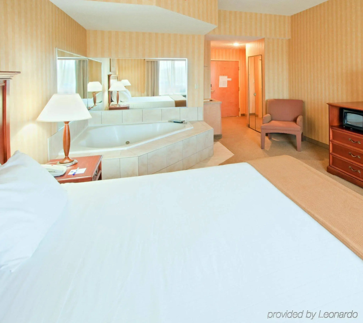 Holiday Inn Express Hotel & Suites Woodbridge by IHG