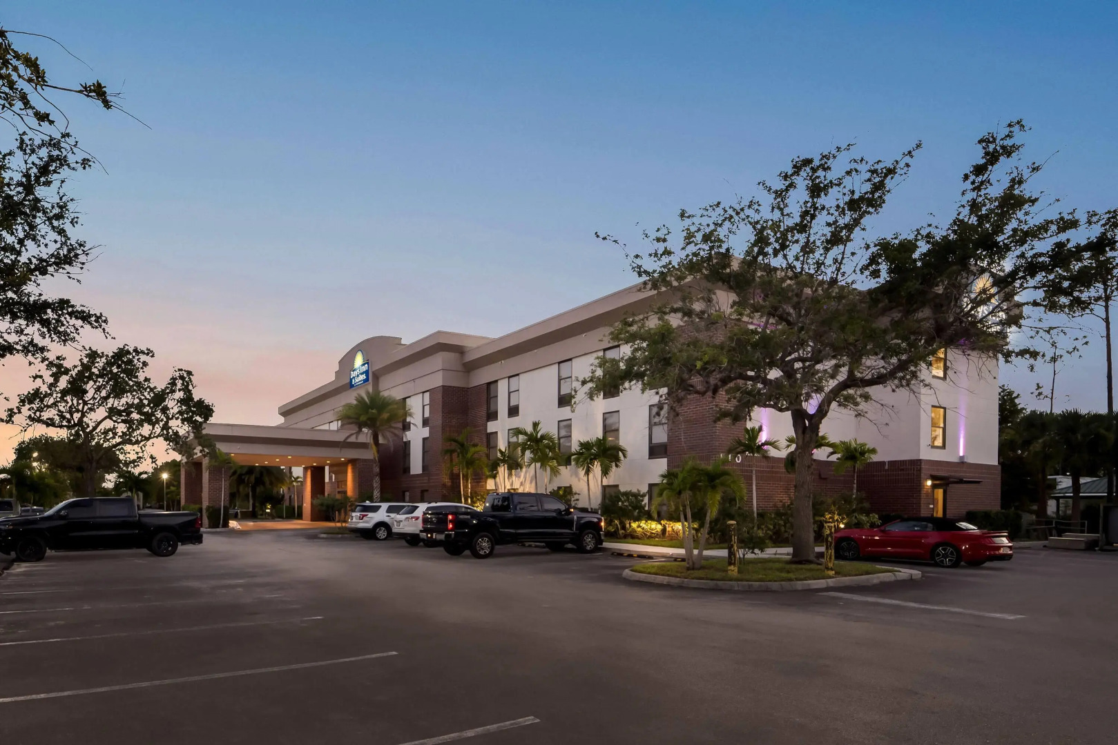 Days Inn & Suites by Wyndham Fort Myers Near JetBlue Park