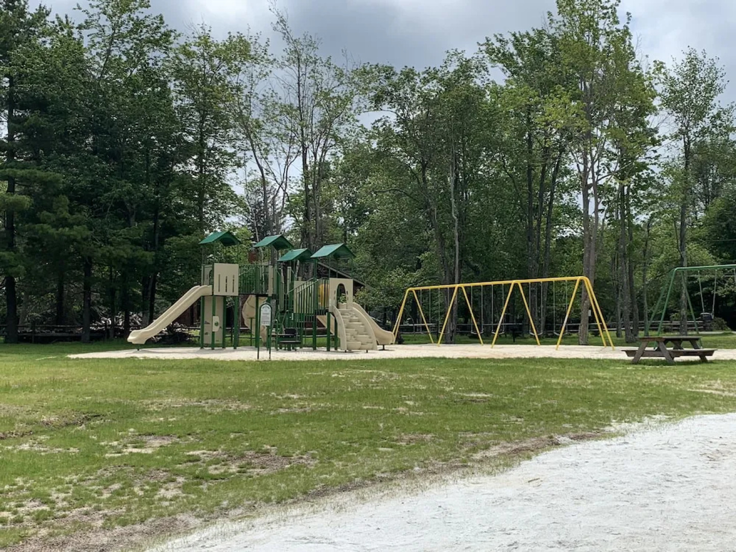 Pocono Retreat: Lake, Firepit, Bbq, Gameroom, Ski 4 Bedroom Home by RedAwning