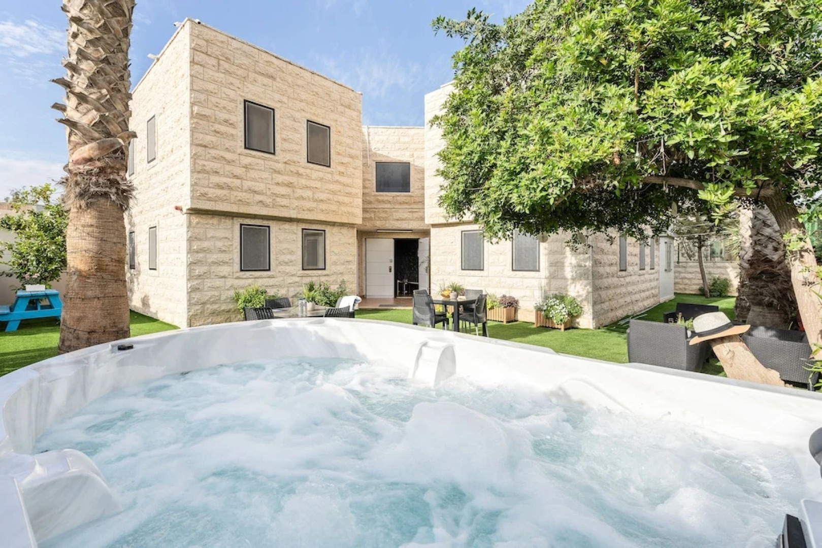 La Finca Luxury Suites Hotel