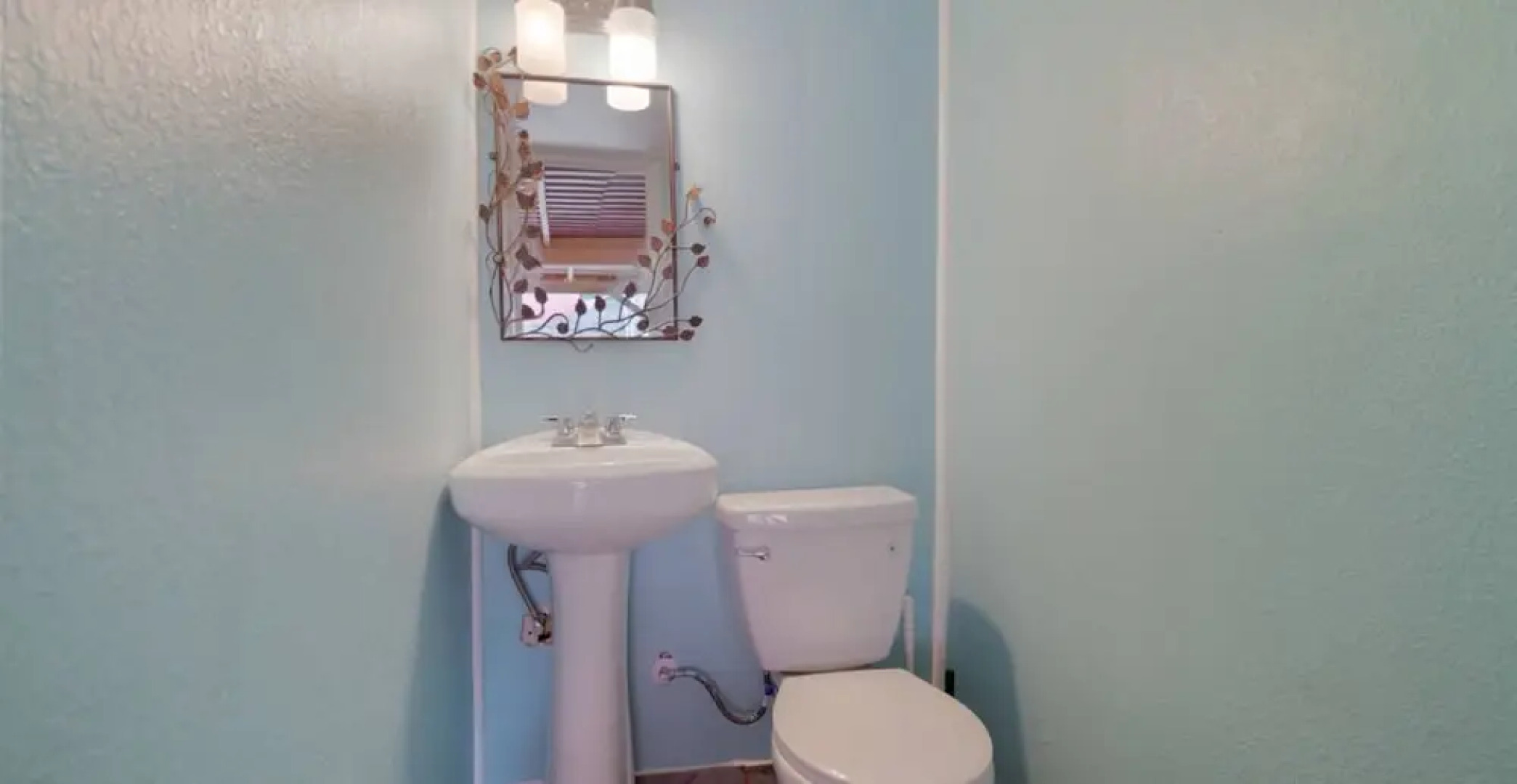 The Secret Garden - The Cottage Near Beach, Shops, Restaurants, Pet Friendly, Close to Lucerne Ave!