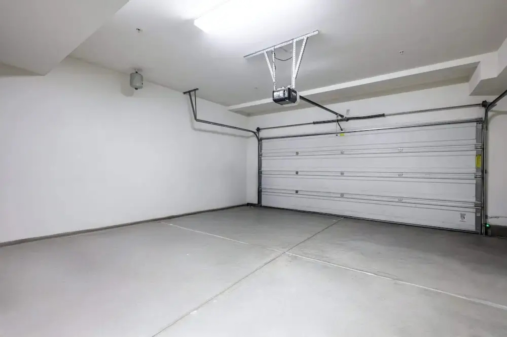 Private Entry Suite w Patio Bath Kitchenette