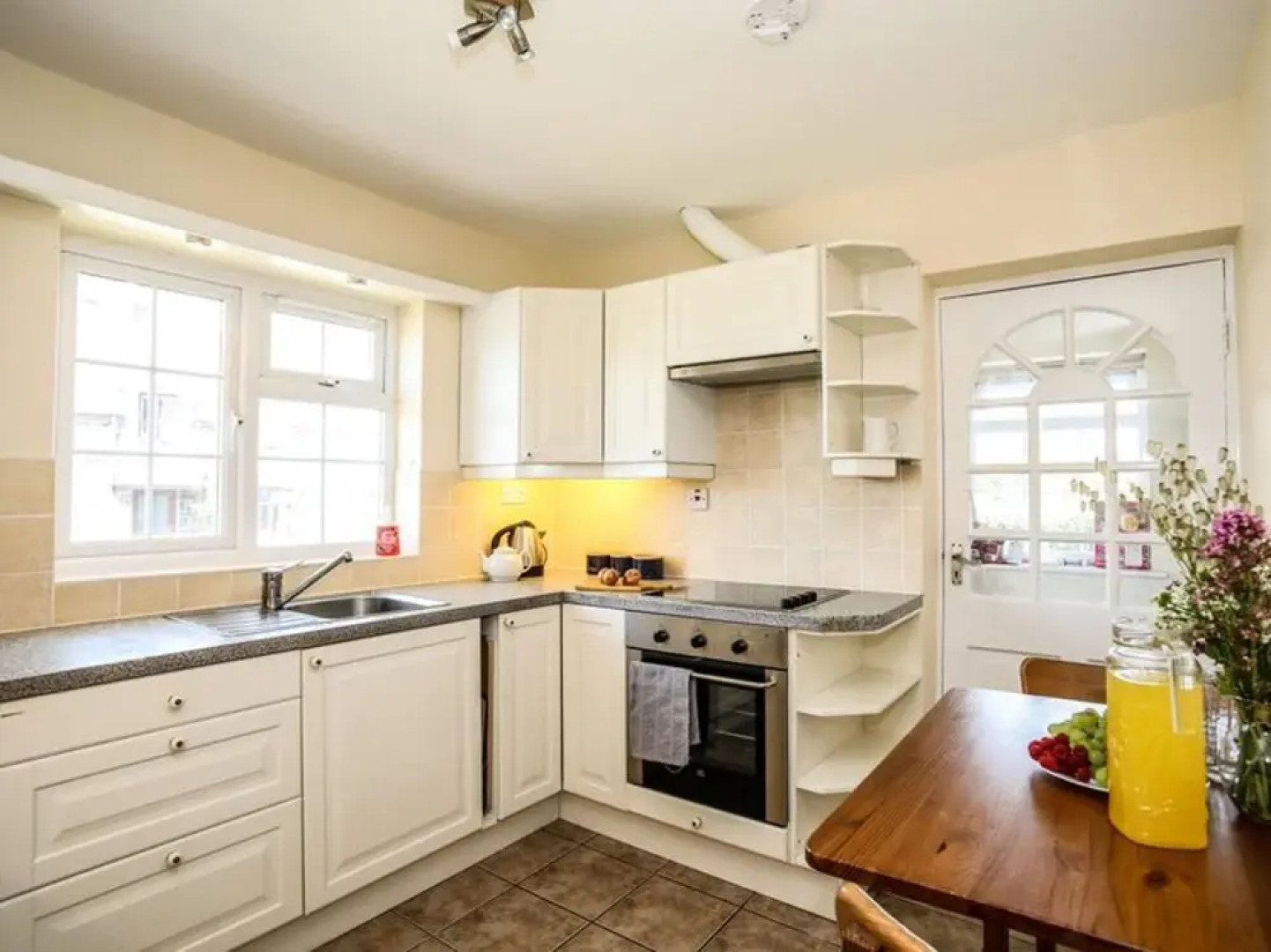 Homely, 4-bed House Close to Stunning Beach