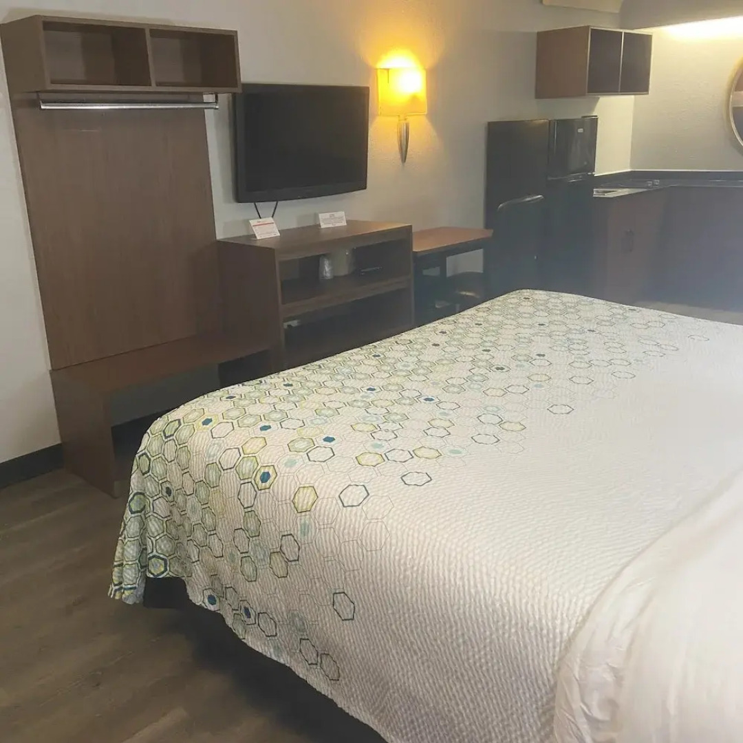 HomeTowne Studios by Red Roof Buffalo - Niagara Airport