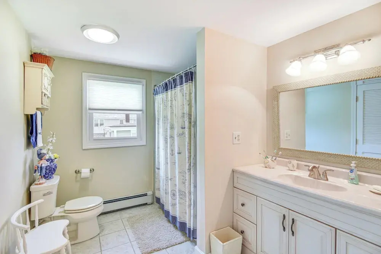 Coastal Home: 1 Mi to Beach, 2 Mi to Dtwn Newport!