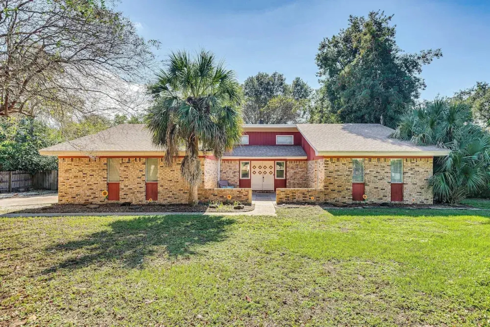 Poolside Oasis: 7 Mi to Pensacola Beach Boardwalk!