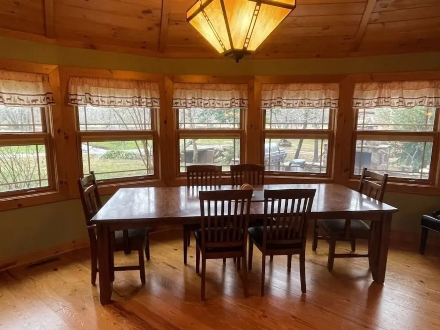 Deluxe log cabin! Pet and motorcycle friendly - enjoy nature with family and friends! 3 Bedroom Cabin by RedAwning