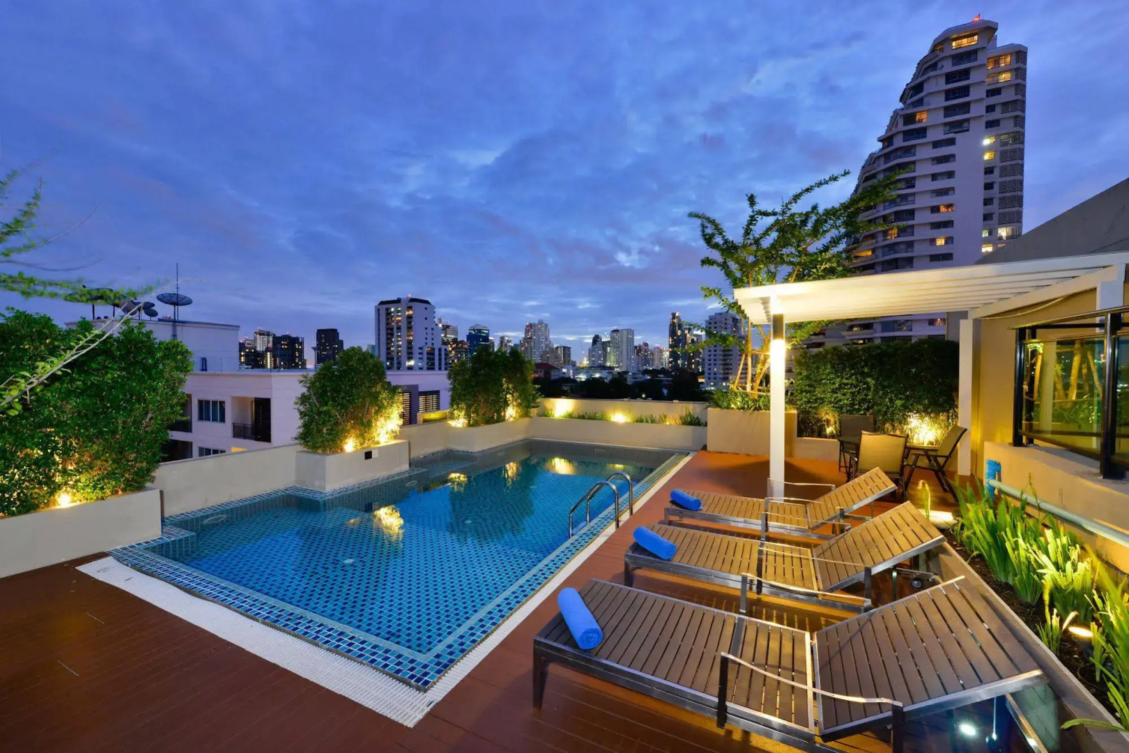 Отель Ramada by Wyndham Bangkok Ten Ekamai Residences