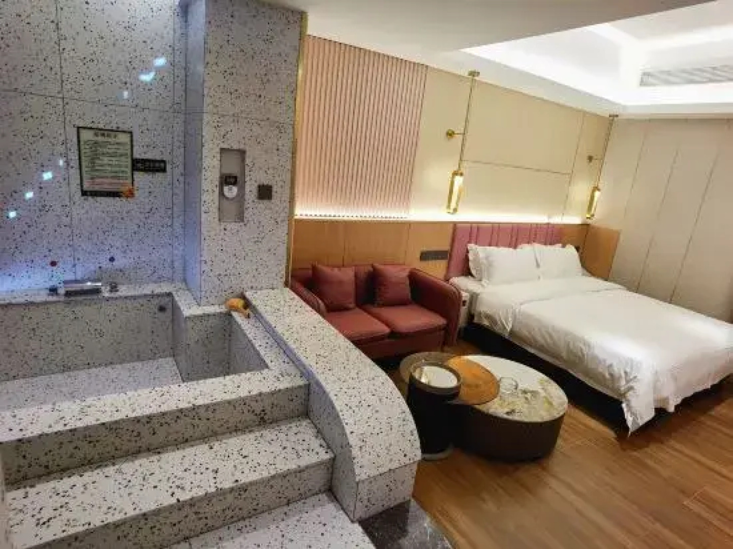 Royal Hot Spring Theme Inn