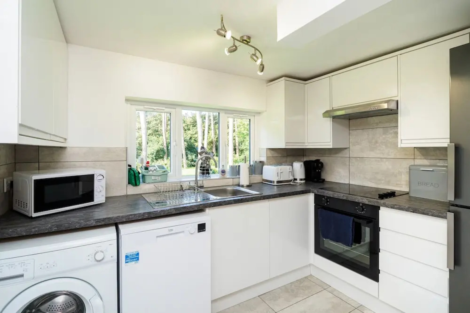 The WhiteCottage at Gildridge wd Hot Tub