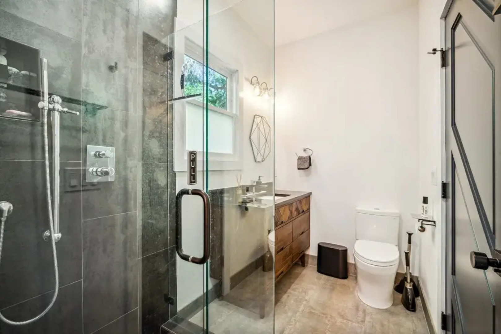 Pet’s FREE! Modern luxury steps from Russian River by Redawning