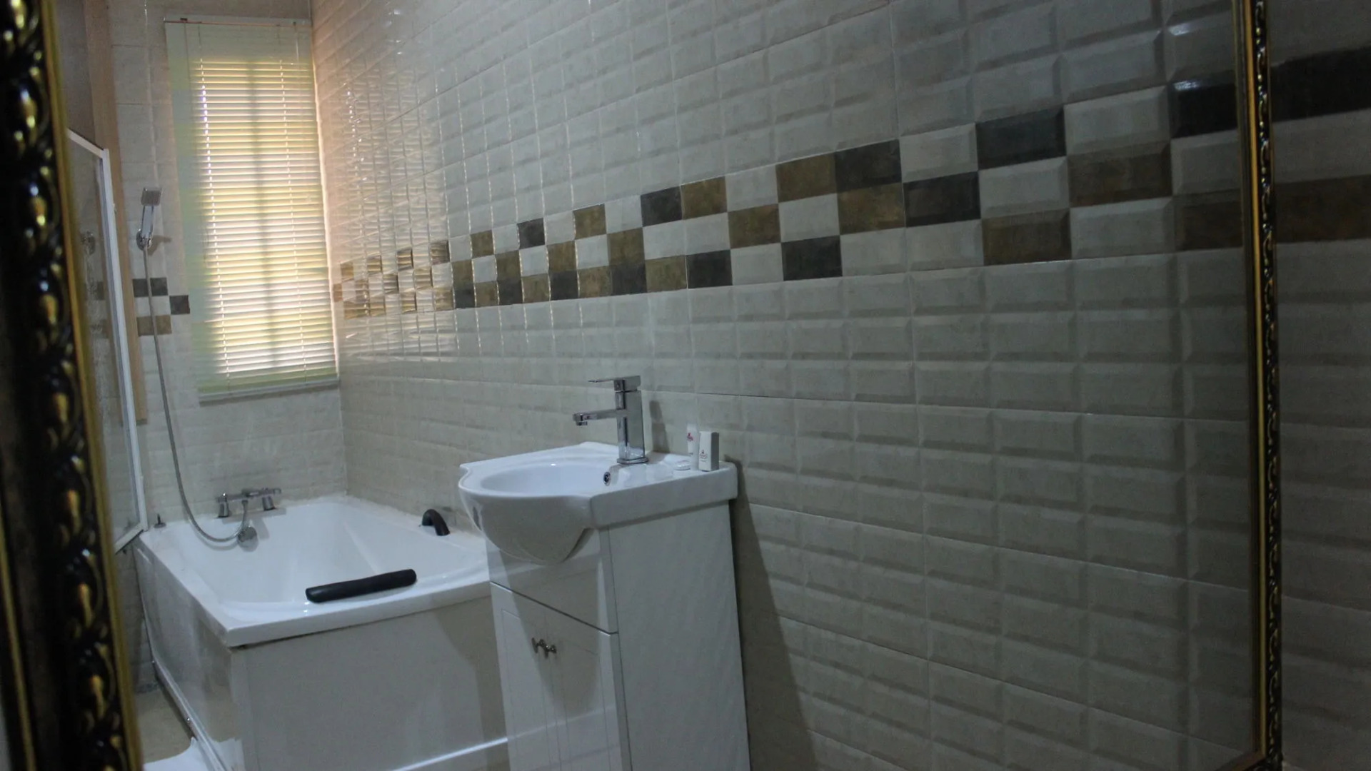 Downtown Royal Hotel