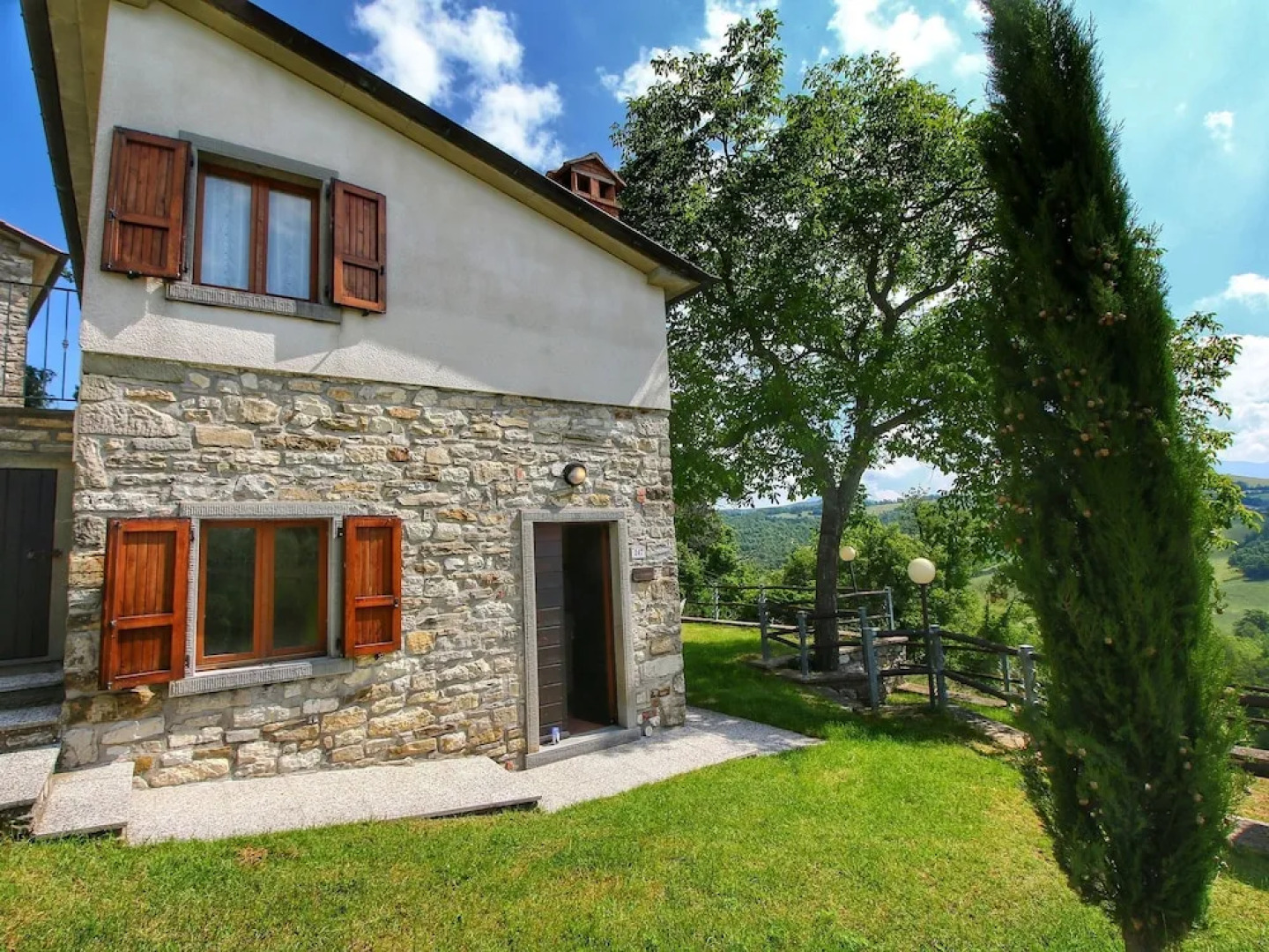 Rustic Apartment in Caprese Michelangelo near Lake