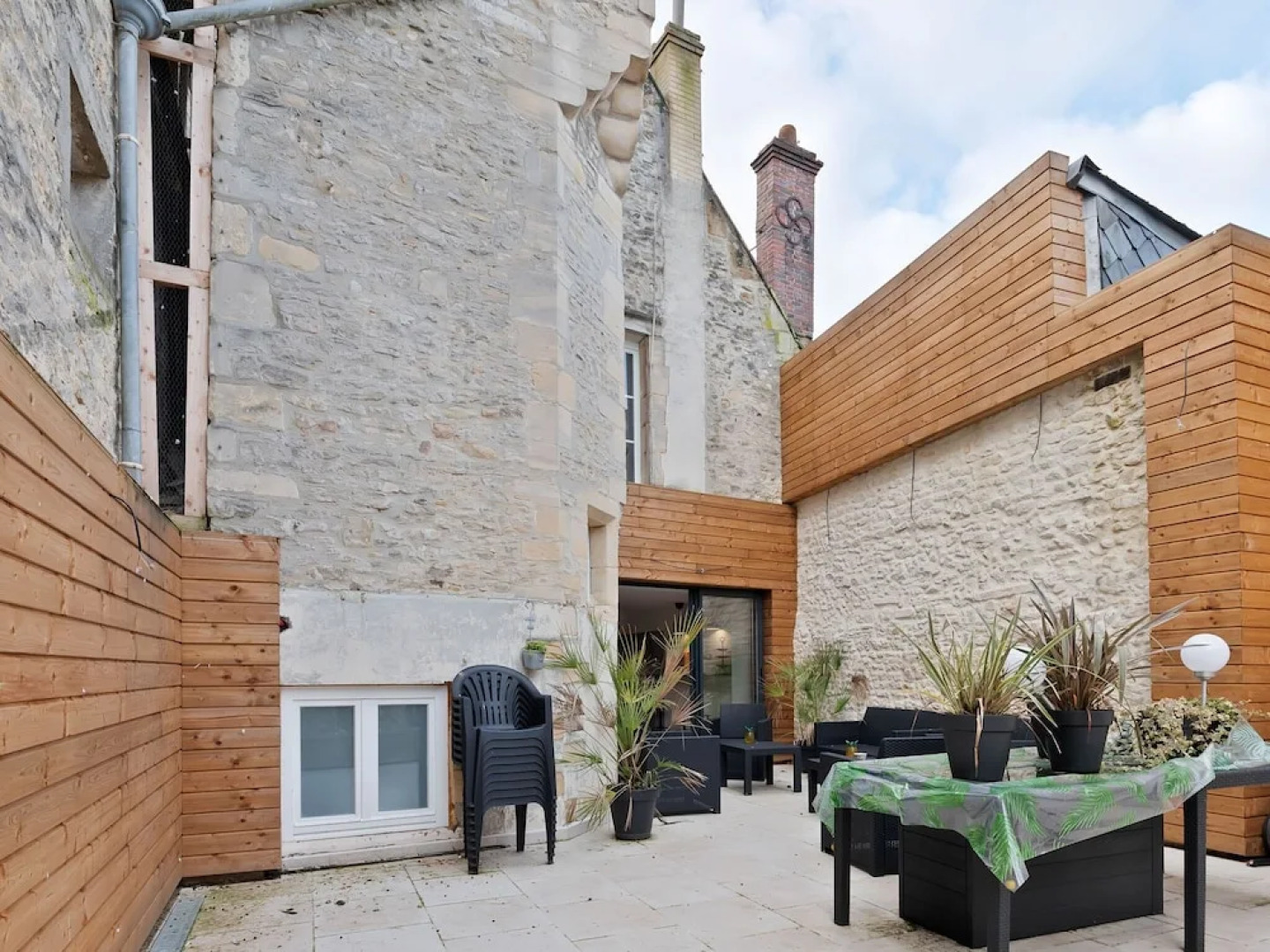 Fascinating Apartment in Bayeux With Communal Terrace/living Room and Kitchen