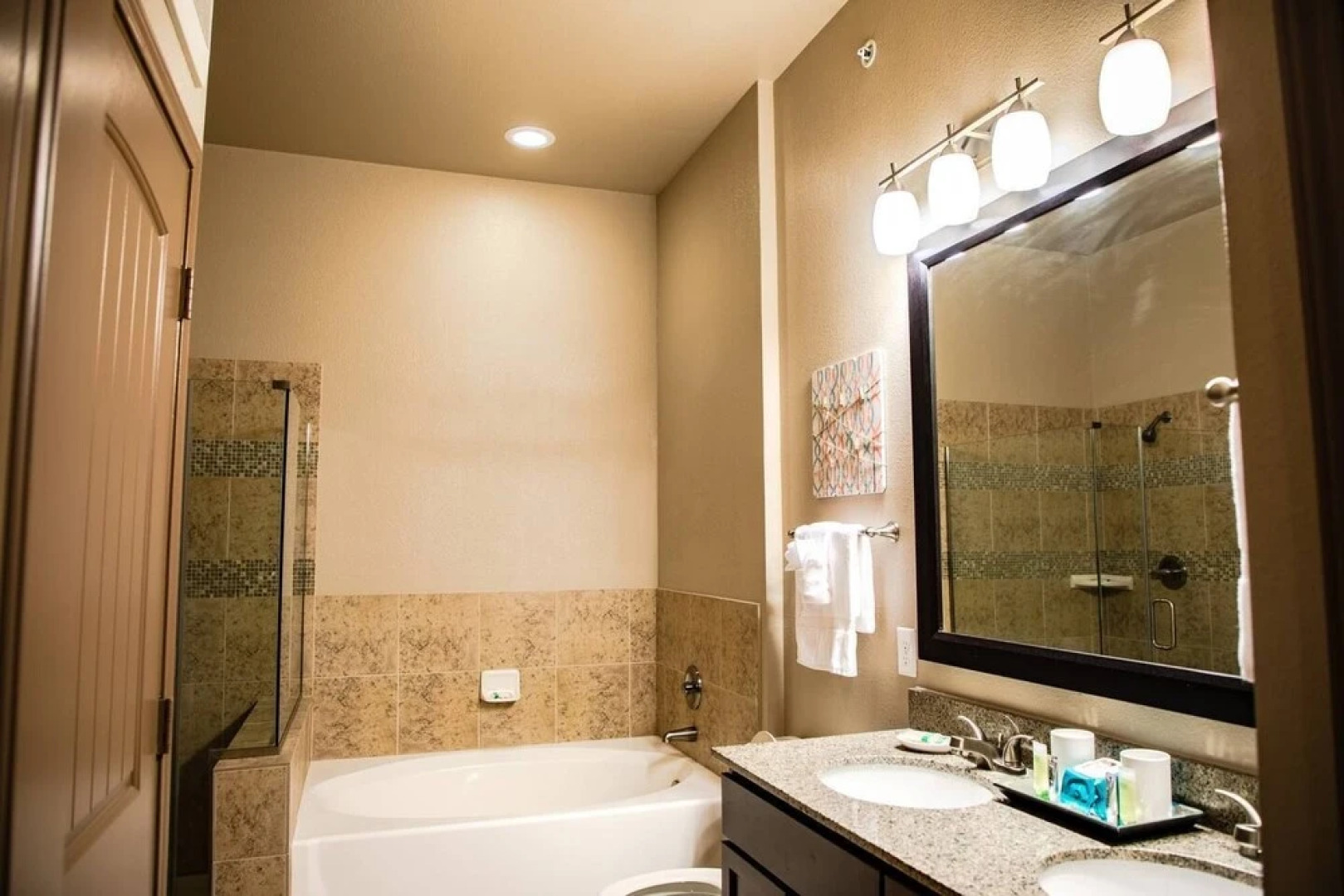 Stunning Modern Home Gated Community Pool & Gym