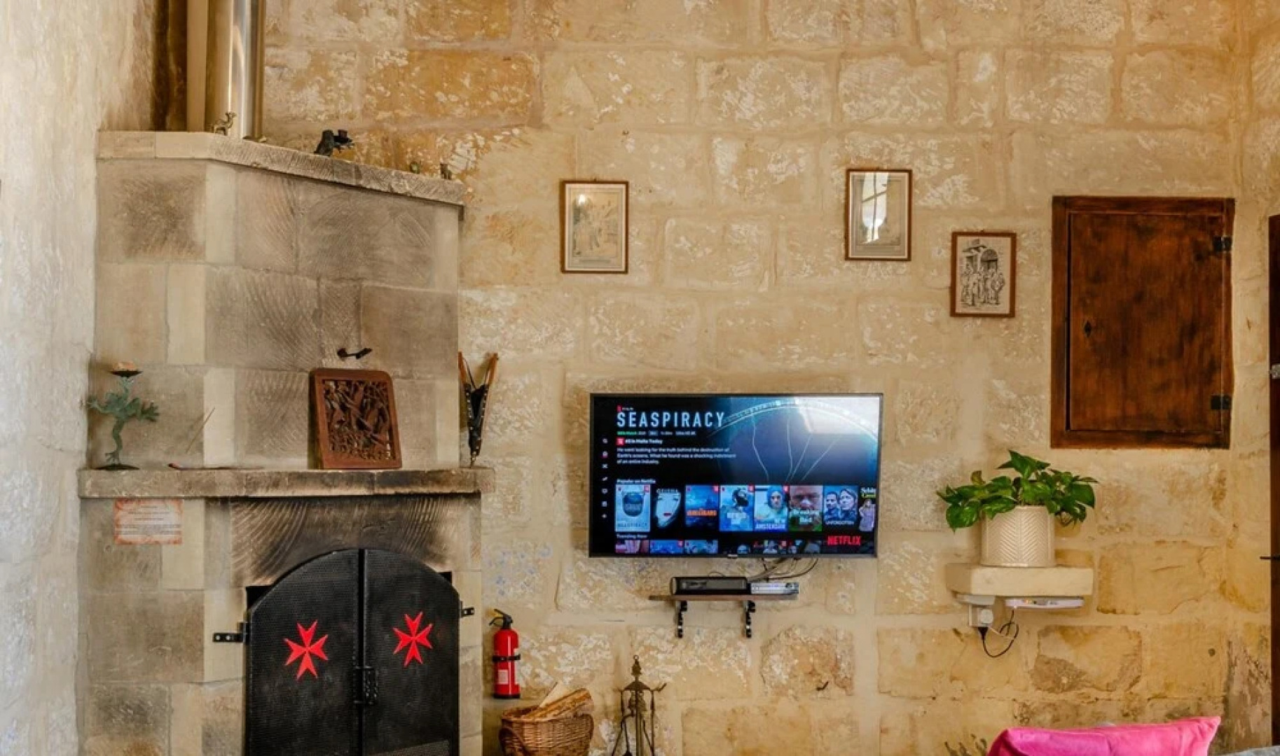 Tranquil Courtyard Retreat in a 1-br Country Home