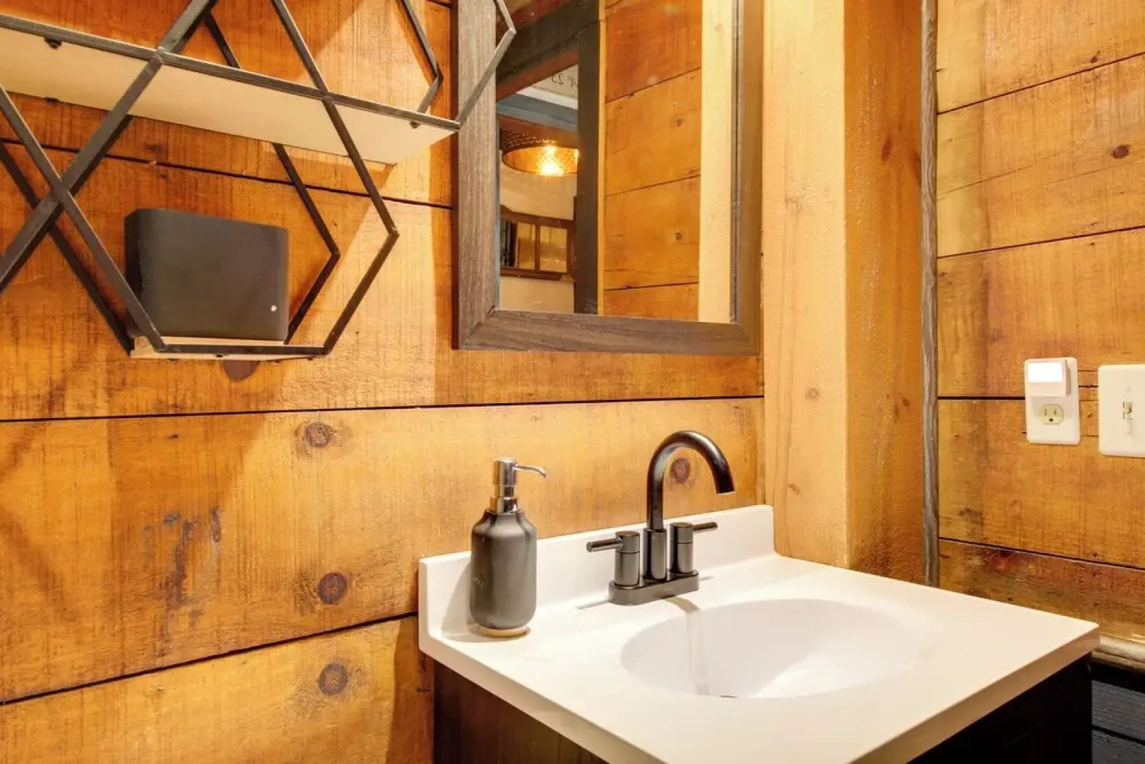 Charming Blue Ridge Mountain Cabin w/ Hot Tub