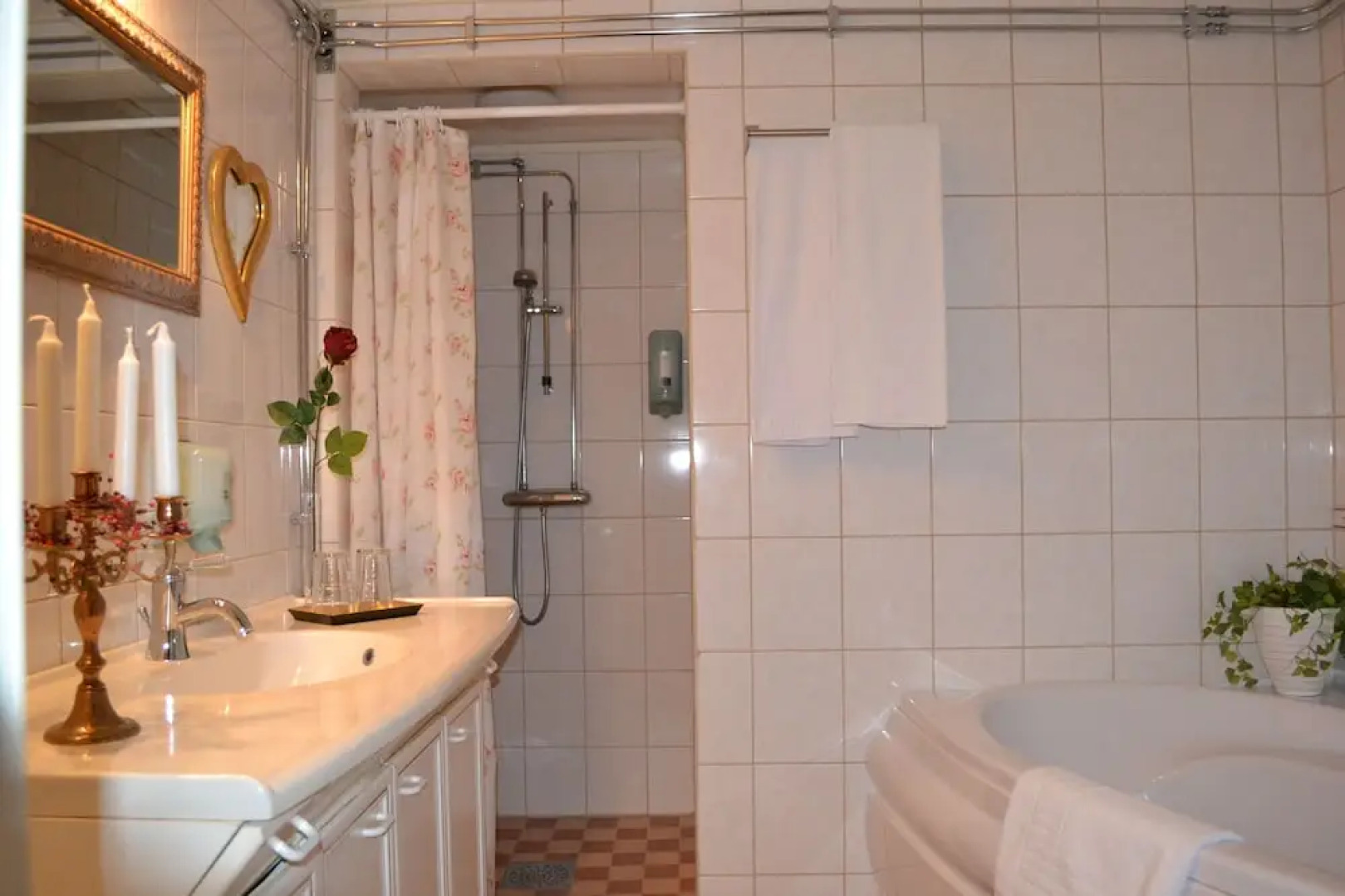 Björkbackens Karaktärshotellet - Stugby