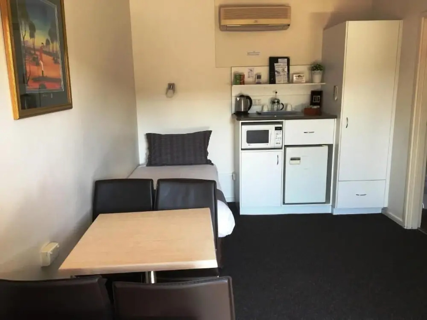 Nicholas Royal Motel