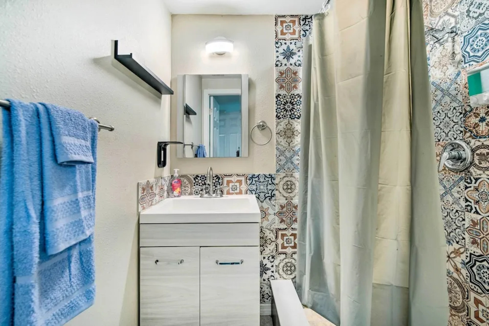 Sun-soaked Hudson Getaway w/ Canal Access!