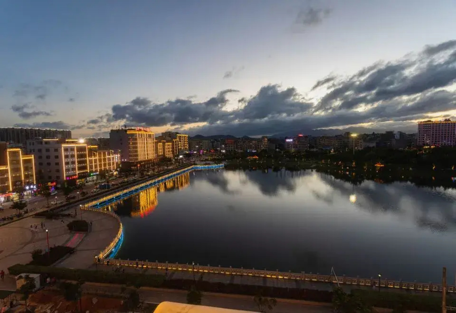 Baihe Hotel (Yangxi West Lake Branch)