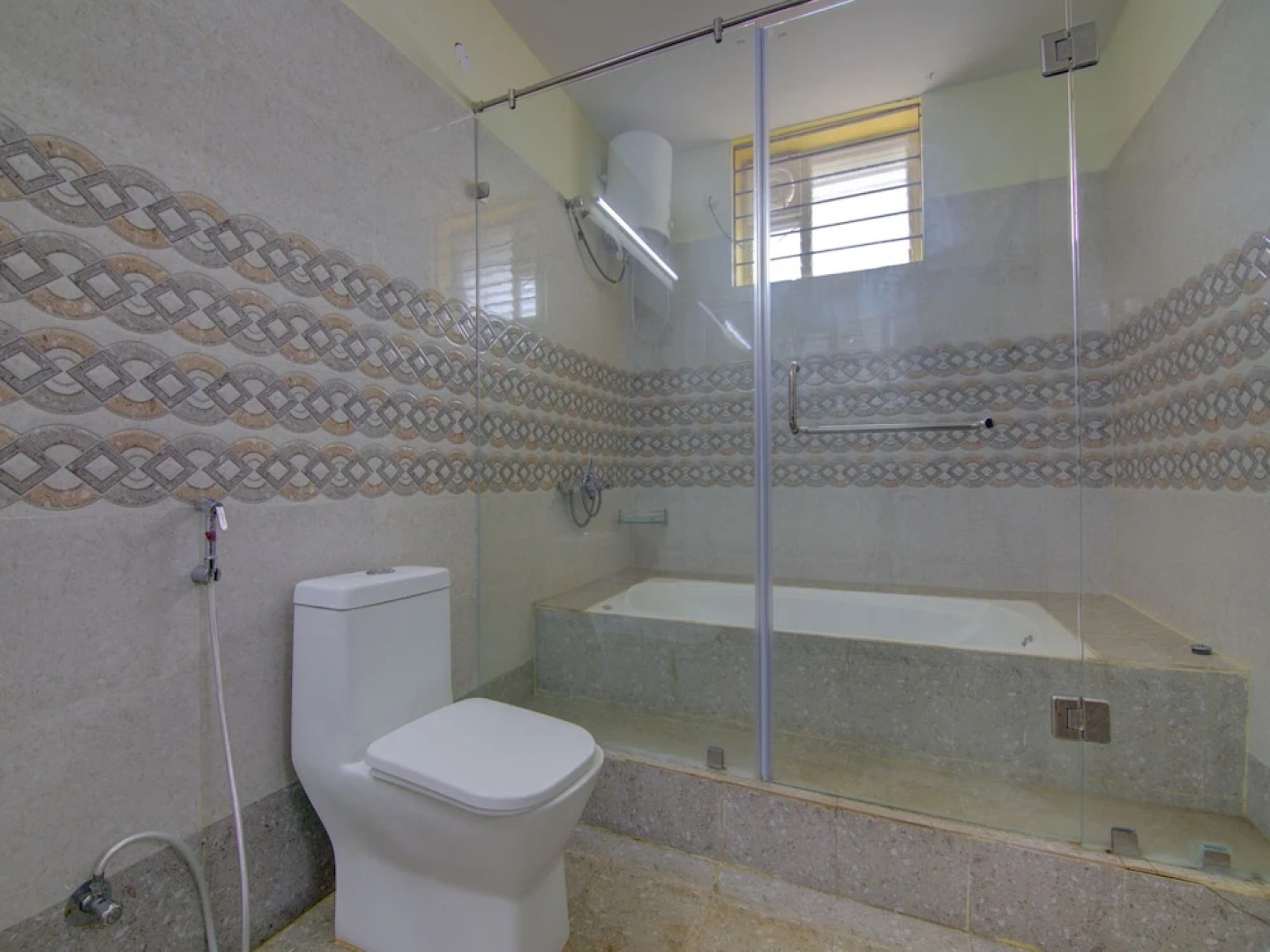 OYO 15838 Pramukh Palace